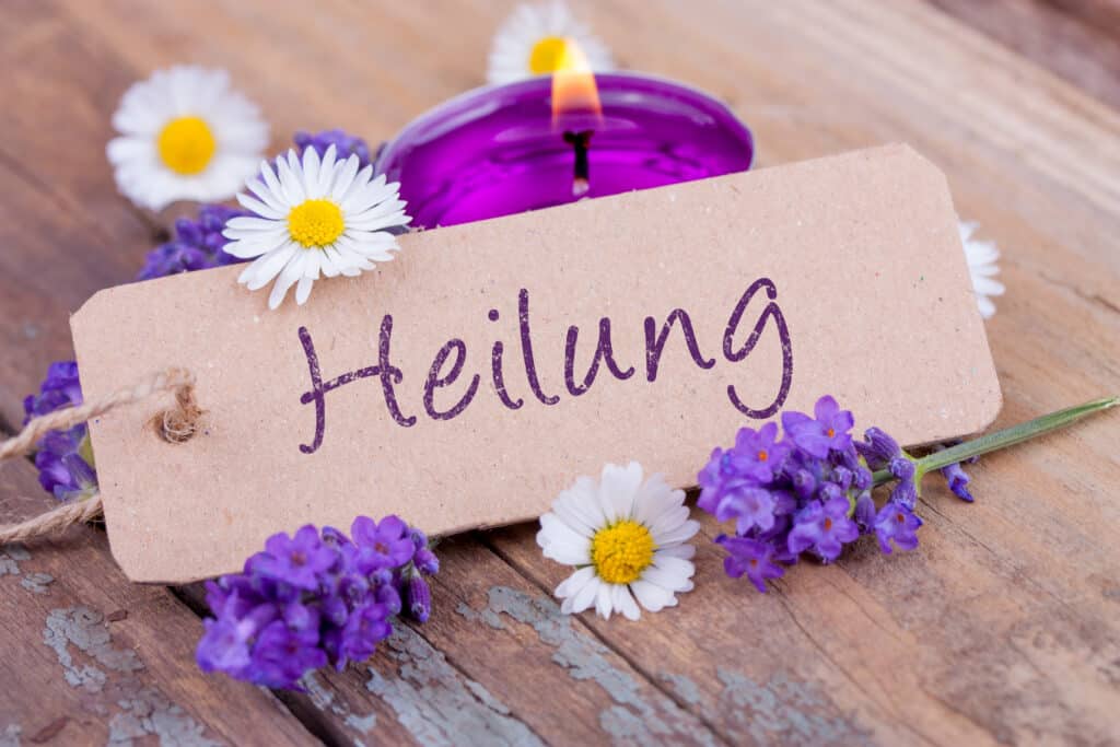 Dekoratives Schild mit der Beschriftung "Heilung"